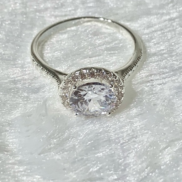 Silver toned crystal halo ring sized 9 NWT - Picture 2 of 10